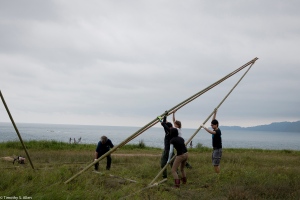 regine and crew raising poles IMG_2469